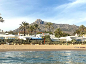 OVERLOOKING BEACH , Central, quiet, parking, swimming pool